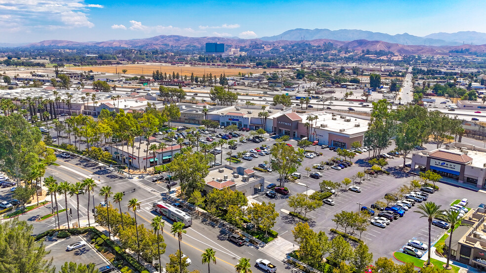 525 E Hospitality Ln, San Bernardino, CA à louer - Photo de l’immeuble – Image 3 sur 11