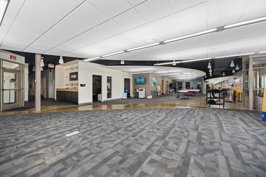 6533 N Galena Rd, Peoria, IL à louer - Photo de l’immeuble – Image 2 sur 20