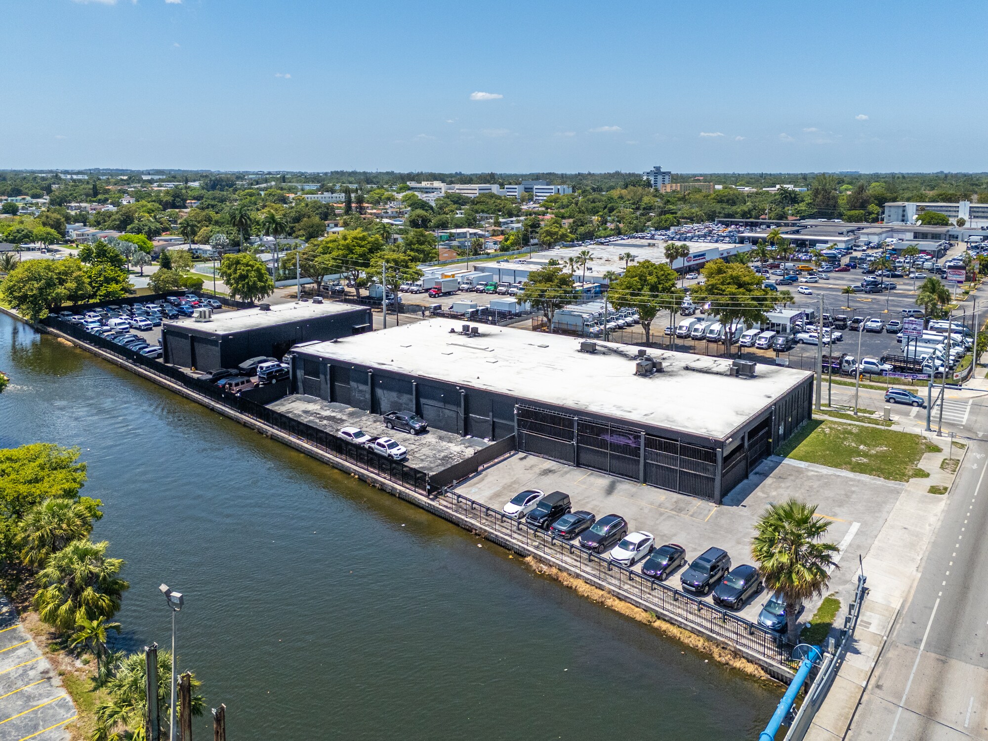 8700 NW 7th Ave, Miami, FL à vendre Photo de l’immeuble– Image 1 sur 18