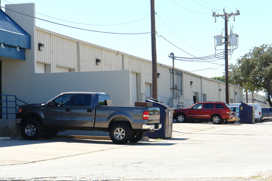 600 Sandau Rd, San Antonio, TX à louer - Photo de l’immeuble – Image 3 sur 3