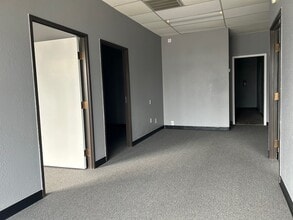 2734 W Kingsley Rd, Garland, TX à louer Photo intérieure– Image 1 sur 3