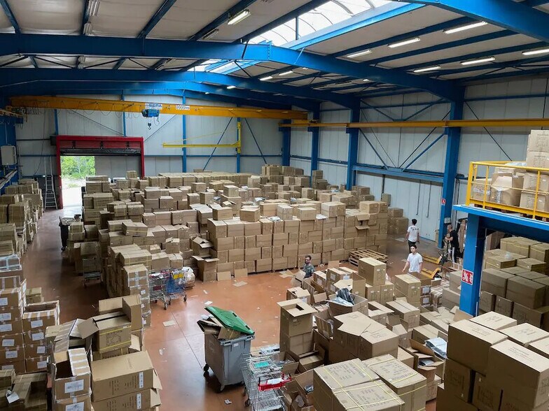 Industriel/Logistique dans Signes à louer - Photo de l’immeuble – Image 1 sur 4