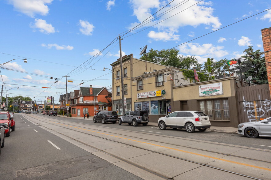 1264 College St, Toronto, ON à vendre - Photo de l’immeuble – Image 2 sur 8