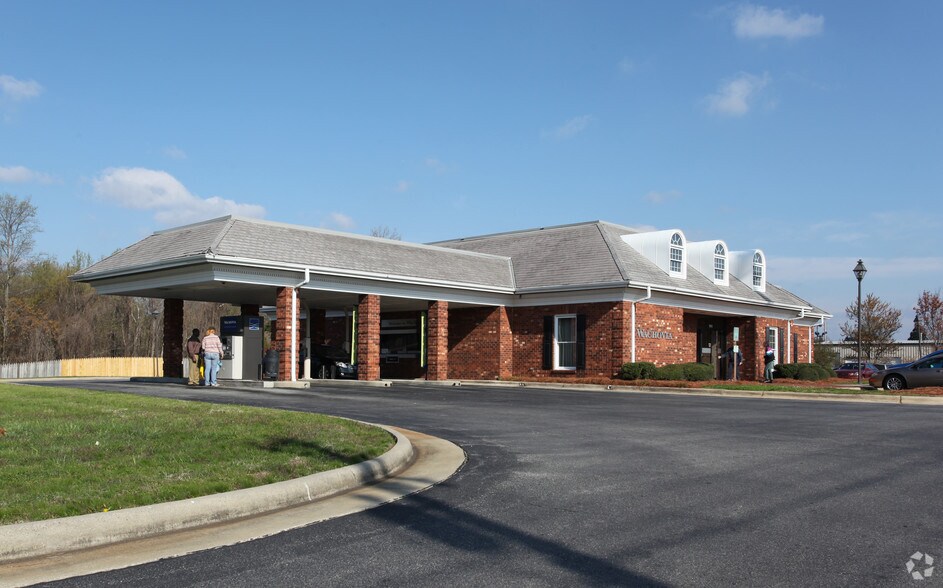 2200 Westchester Dr, High Point, NC à louer - Photo de l’immeuble – Image 3 sur 6
