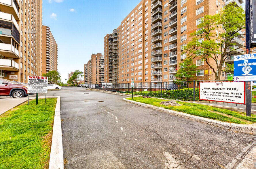 4370 Kissena Blvd, Flushing, NY à louer - Photo de l’immeuble – Image 2 sur 3