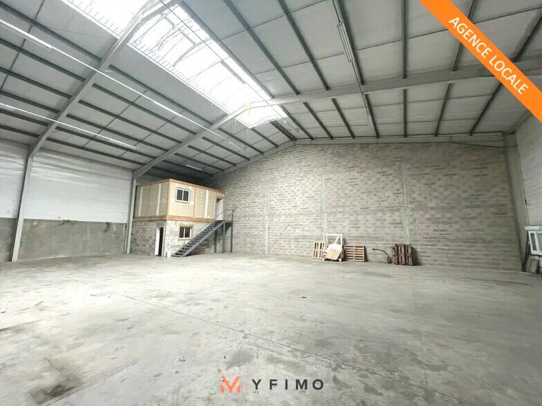 Local d’activités dans Gargenville à louer - Photo de l’immeuble – Image 1 sur 5