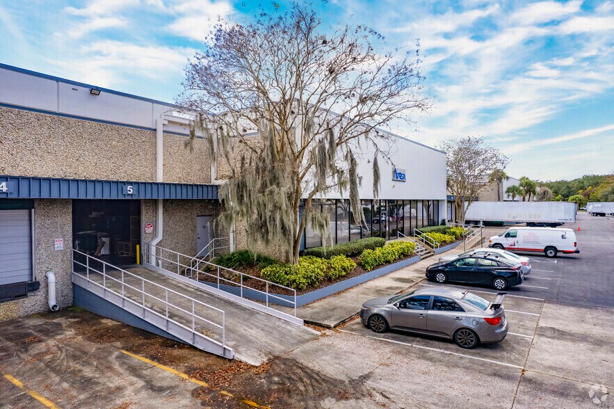 9201 King Palm Dr, Tampa, FL à louer - Photo de l’immeuble – Image 3 sur 10