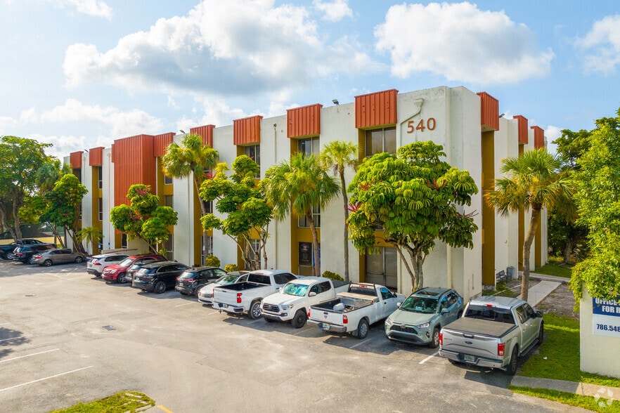 540 NW 165th St, Miami, FL à louer - Photo de l’immeuble – Image 3 sur 11