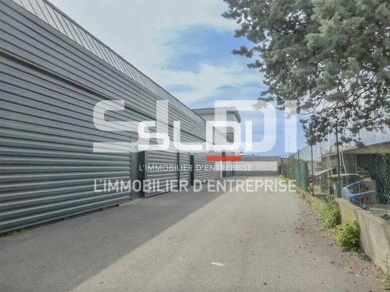 Local d’activités dans Décines-Charpieu à louer - Photo de l’immeuble – Image 3 sur 13