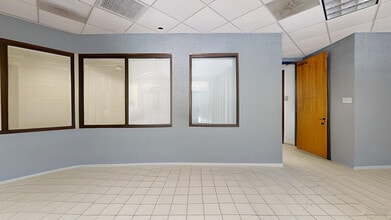 16001 Bay Vista Dr, Clearwater, FL à louer Hall d’entrée– Image 2 sur 8