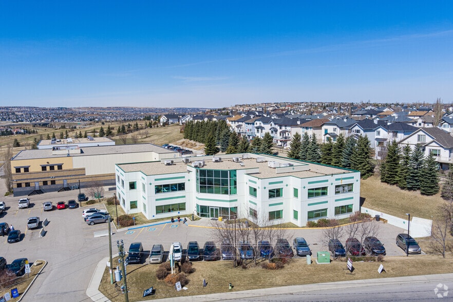 200 Country Hills Land NW, Calgary, AB à vendre - Aérien – Image 3 sur 4