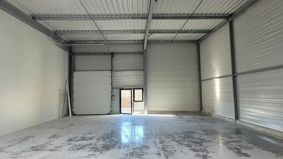 Local d’activités dans Oissel à louer - Photo de l’immeuble – Image 2 sur 8