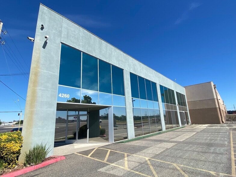 4260 Sisk Rd, Modesto, CA à louer - Photo de l’immeuble – Image 3 sur 12