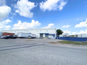 2650 NW 75th Ave, Miami, FL à louer Photo intérieure– Image 1 sur 2