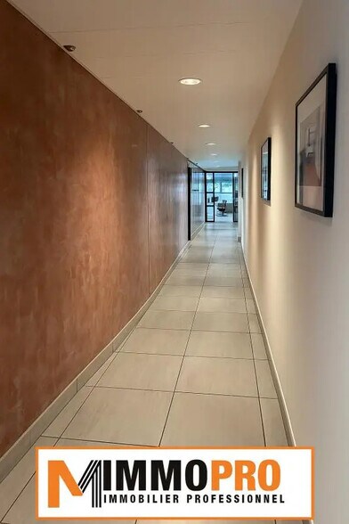 Bureau dans Fréjus à louer - Photo de l’immeuble – Image 1 sur 10