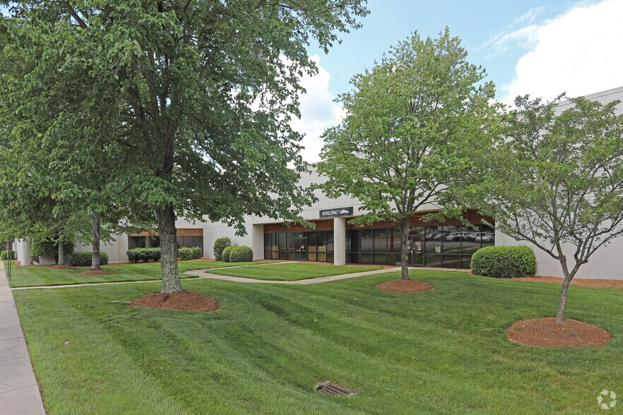 4523 Green Point Dr, Greensboro, NC à louer - Photo de l’immeuble – Image 3 sur 13