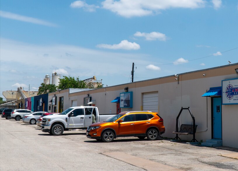 820 Shelby Ln, Austin, TX à louer - Photo de l’immeuble – Image 1 sur 7