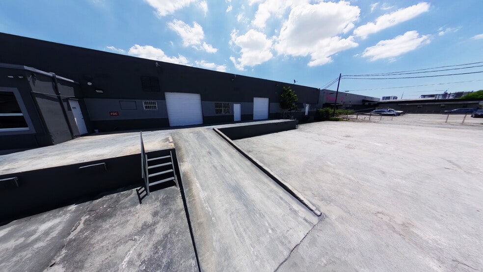 3121-3171 E 11th Ave, Hialeah, FL à louer - Photo principale – Image 2 sur 10