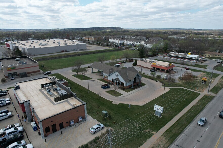 2221 W 31st St, Lawrence, KS à vendre - Photo de l’immeuble – Image 1 sur 30