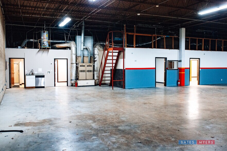 10777 Turbeville Rd, Dallas, TX à louer - Photo de l’immeuble – Image 3 sur 5