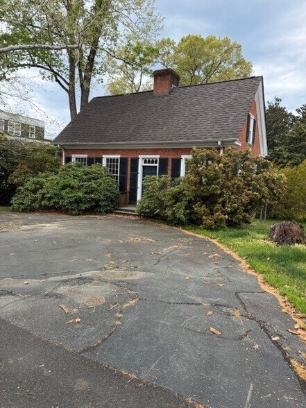 1147 Rose Hill Dr, Charlottesville, VA à vendre - Photo de l’immeuble – Image 2 sur 14