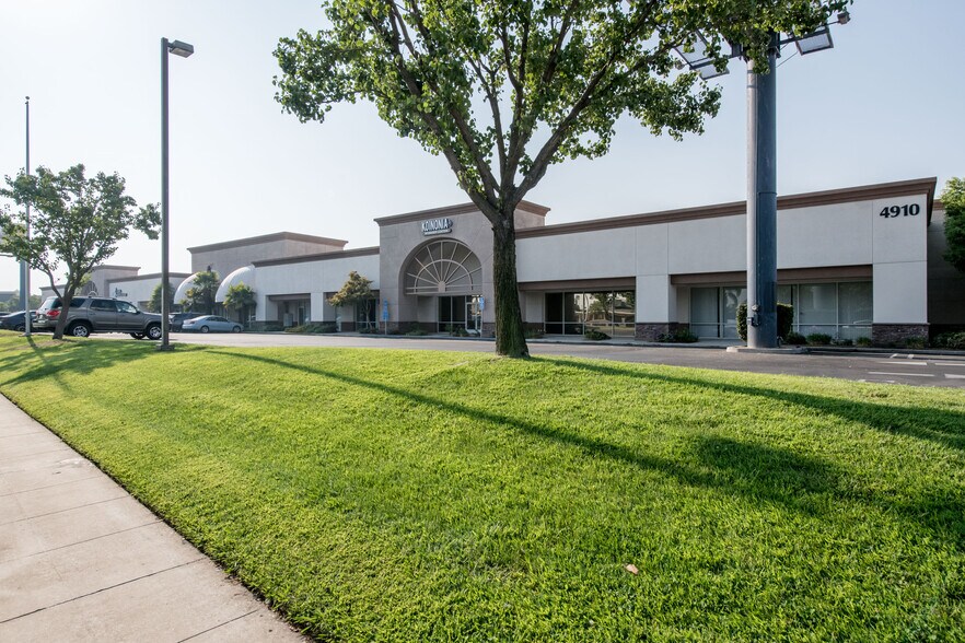 4910 E Ashlan Ave, Fresno, CA à louer - Photo de l’immeuble – Image 2 sur 6