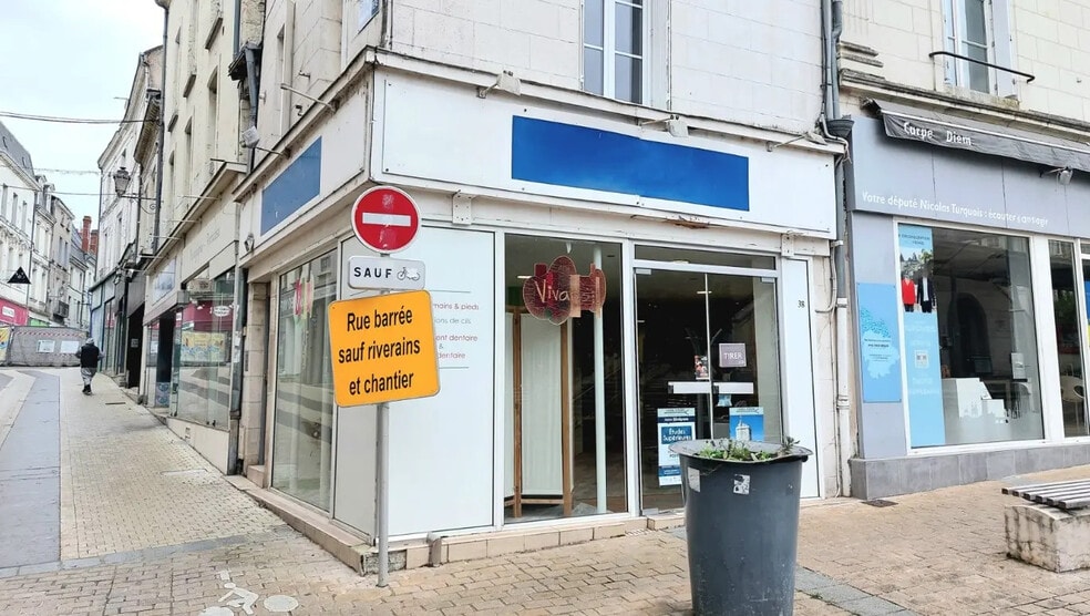 Local commercial dans Antran à louer - Photo de l’immeuble – Image 1 sur 4