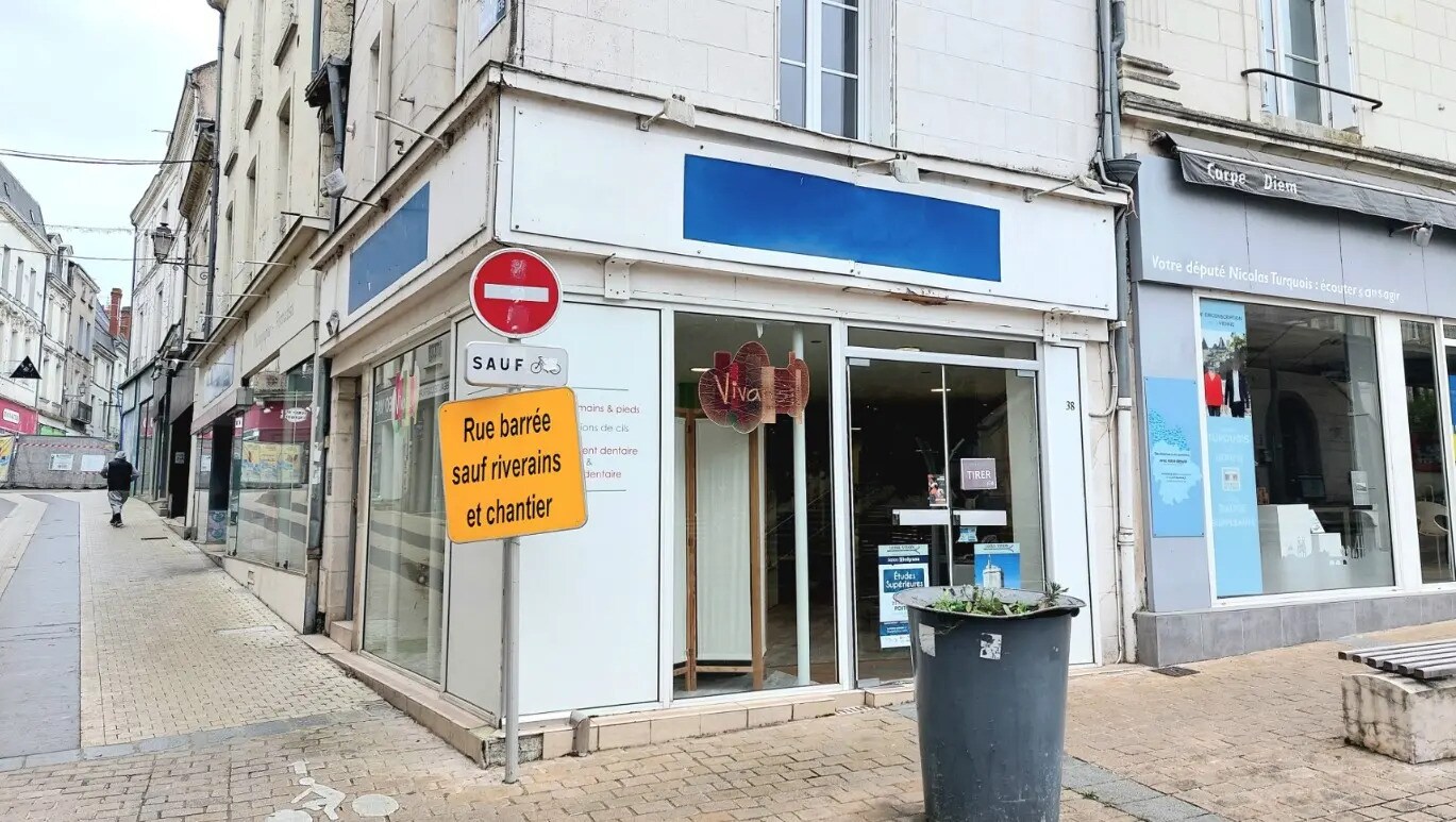 Local commercial dans Antran à louer Photo de l’immeuble– Image 1 sur 5