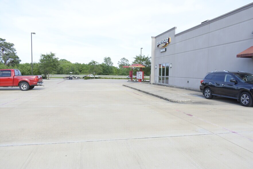 253 N Bypass 35, Alvin, TX à louer - Photo de l’immeuble – Image 3 sur 18