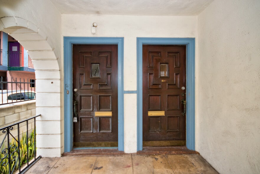 6669 De Longpre Ave, Los Angeles, CA à vendre - Photo de l’immeuble – Image 2 sur 55