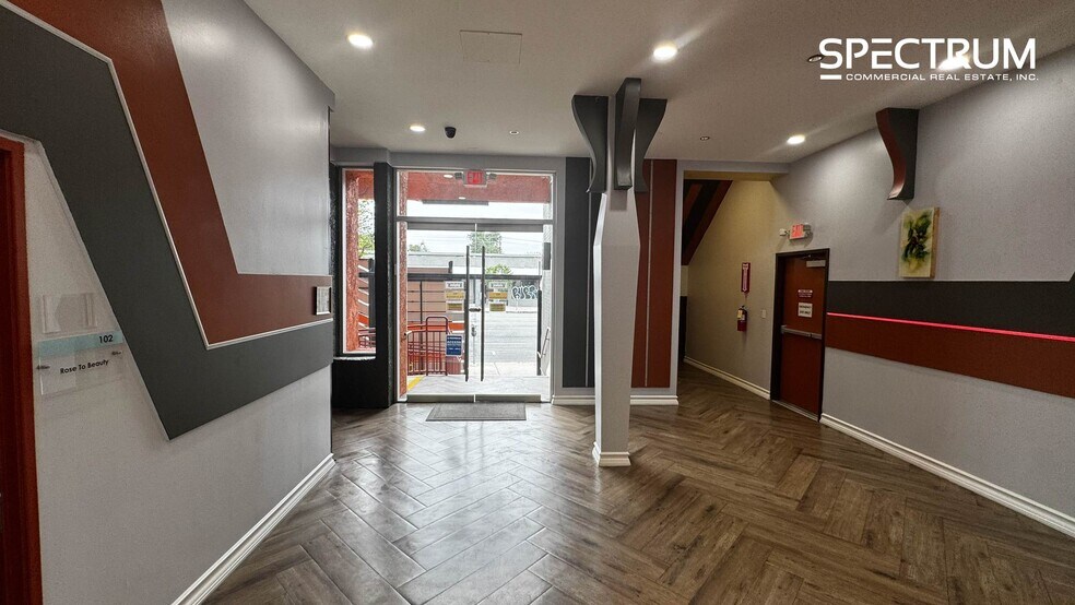19634 Ventura Blvd, Tarzana, CA à louer - Photo de l’immeuble – Image 3 sur 10