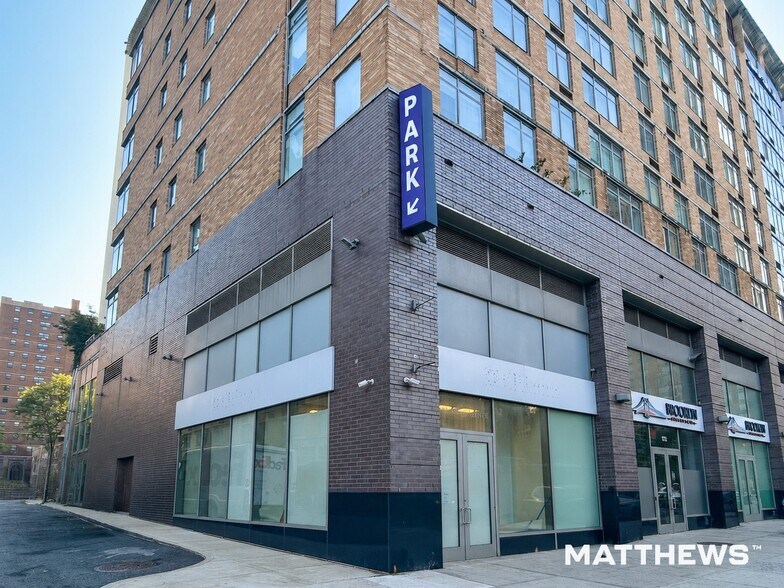 81 Fleet Pl, Brooklyn, NY à louer - Photo de l’immeuble – Image 1 sur 3