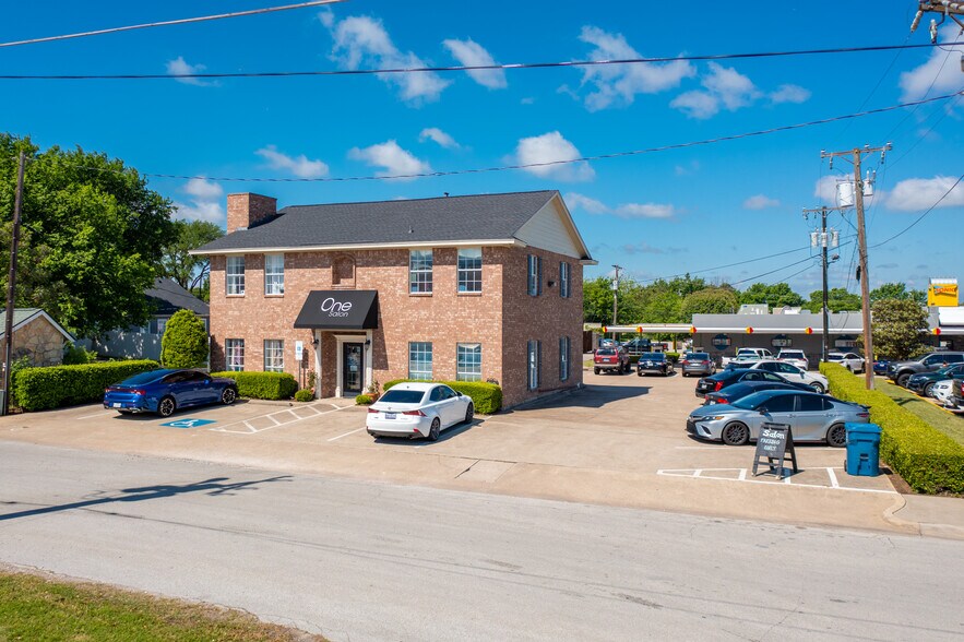 110 S Barton Ave, Grapevine, TX à vendre - Photo de l’immeuble – Image 2 sur 10