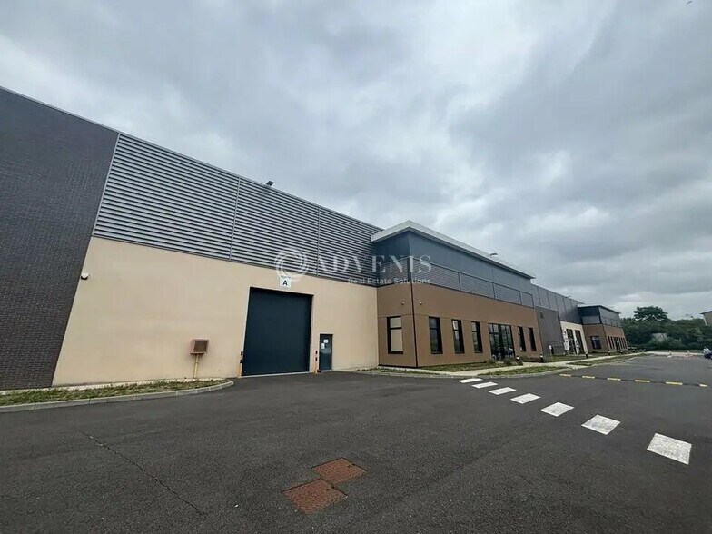 Local d’activités dans Sucy-en-Brie à louer - Photo de l’immeuble – Image 1 sur 9
