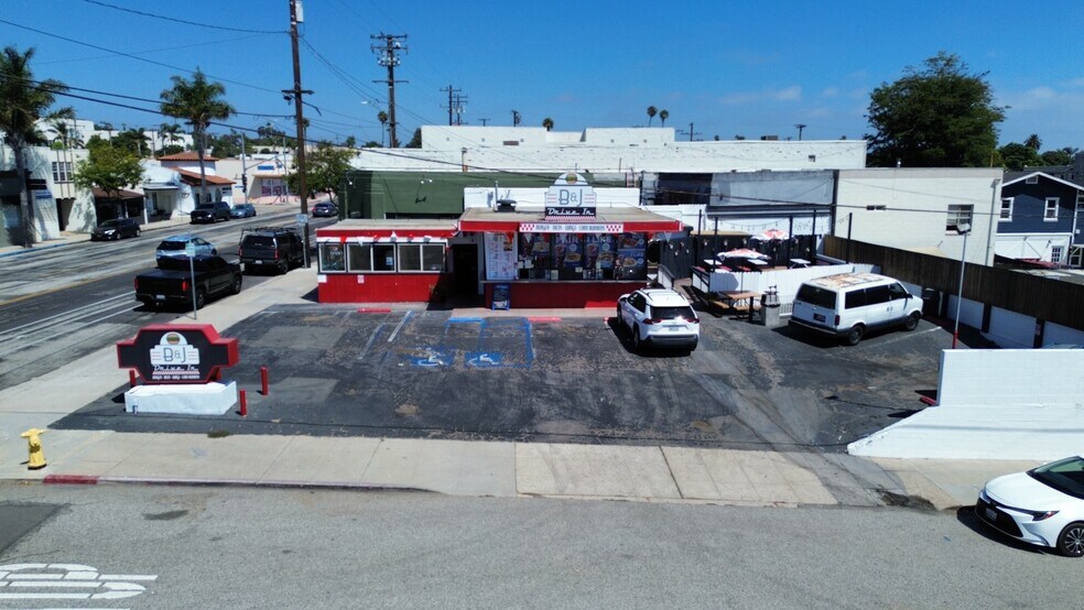 1876 E Main St, Ventura, CA à vendre - Photo de l’immeuble – Image 2 sur 22