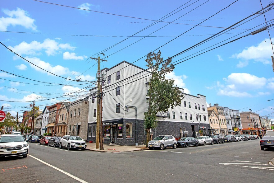 136 Elm St, Newark, NJ à vendre - Photo de l’immeuble – Image 1 sur 6