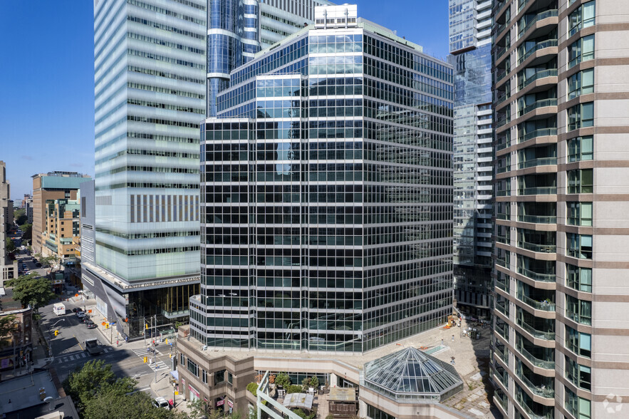 655 Bay St, Toronto, ON à louer - Photo de l’immeuble – Image 3 sur 5