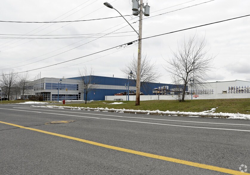 2250 Rue Bombardier, Ste-Julie, QC à louer - Photo de l’immeuble – Image 2 sur 2