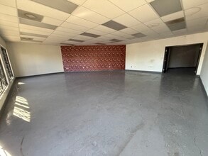 8841-8863 Canoga Ave, Canoga Park, CA à louer Photo intérieure– Image 2 sur 6