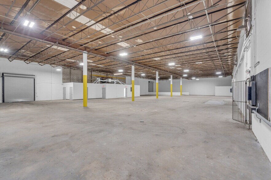325-337 W 75th Pl, Hialeah, FL à louer - Photo de l’immeuble – Image 1 sur 12