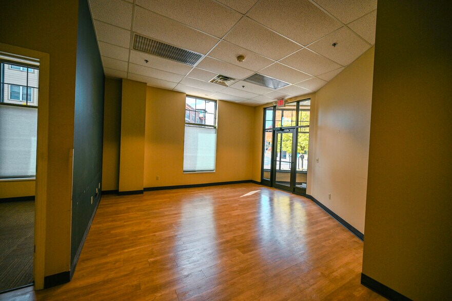 351 E Main St, Sun Prairie, WI à louer - Photo de l’immeuble – Image 2 sur 26