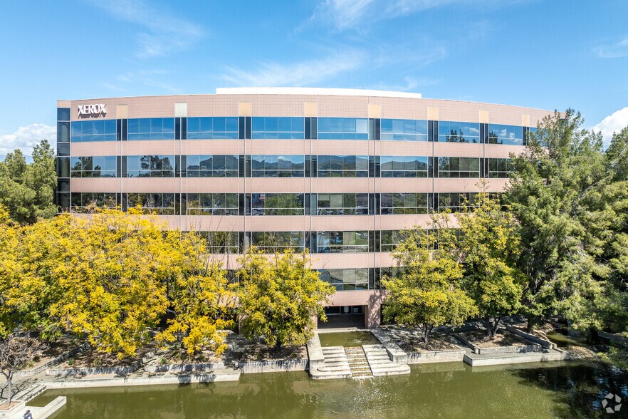 650 E Hospitality Ln, San Bernardino, CA à louer - Photo de l’immeuble – Image 2 sur 5