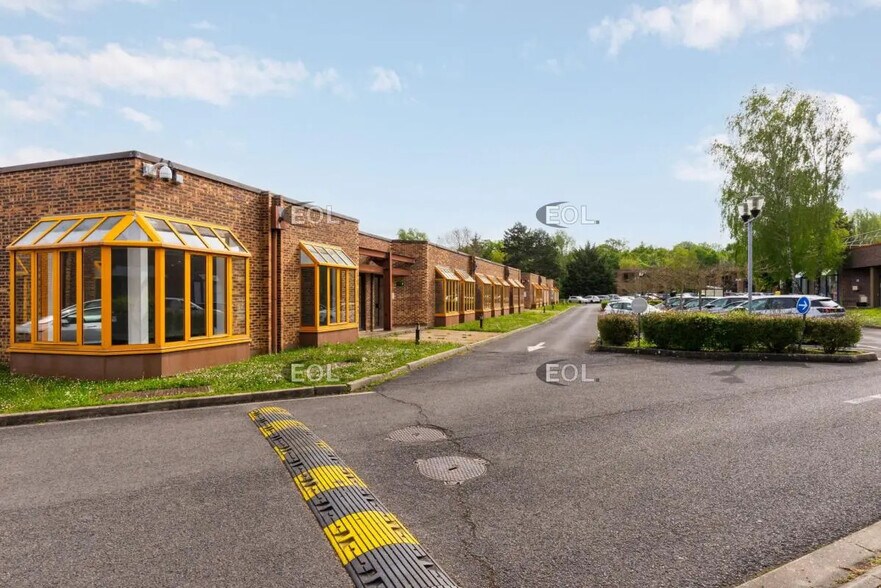 Local d’activités dans Croissy-Beaubourg à louer - Photo de l’immeuble – Image 3 sur 17