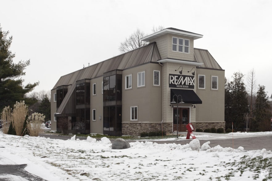 1014 Beacon Blvd, Grand Haven, MI à vendre - Photo principale – Image 2 sur 20