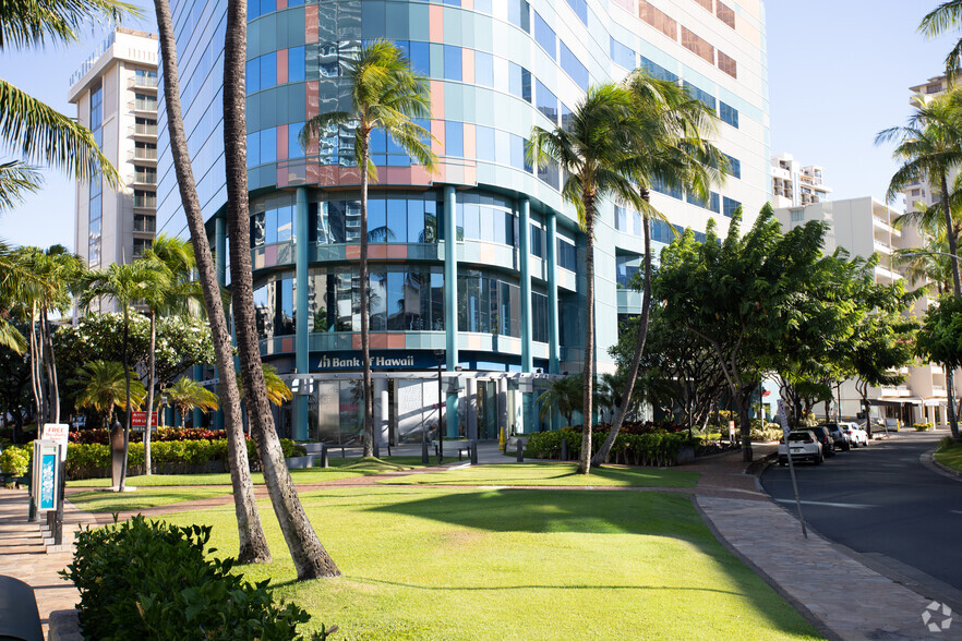 2155 Kalakaua Ave, Honolulu, HI à louer - Photo de l’immeuble – Image 1 sur 1