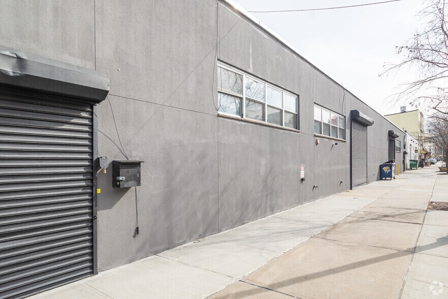 300 Kingsland Ave, Brooklyn, NY à louer - Photo de l’immeuble – Image 2 sur 6