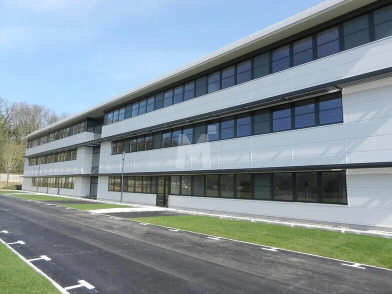 Bureau dans Bruyères-le-Châtel à louer - Photo de l’immeuble – Image 1 sur 10