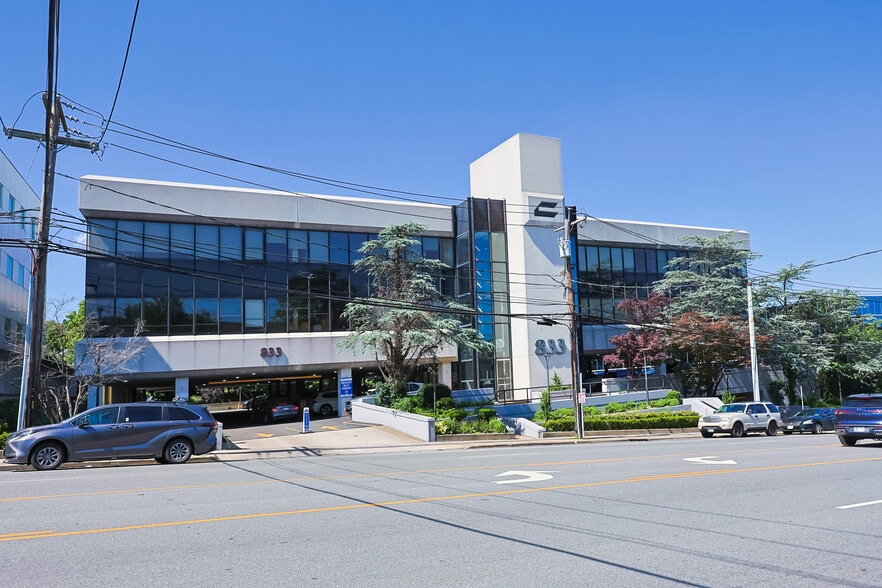 833 Northern Blvd, Great Neck, NY à louer - Photo de l’immeuble – Image 1 sur 17