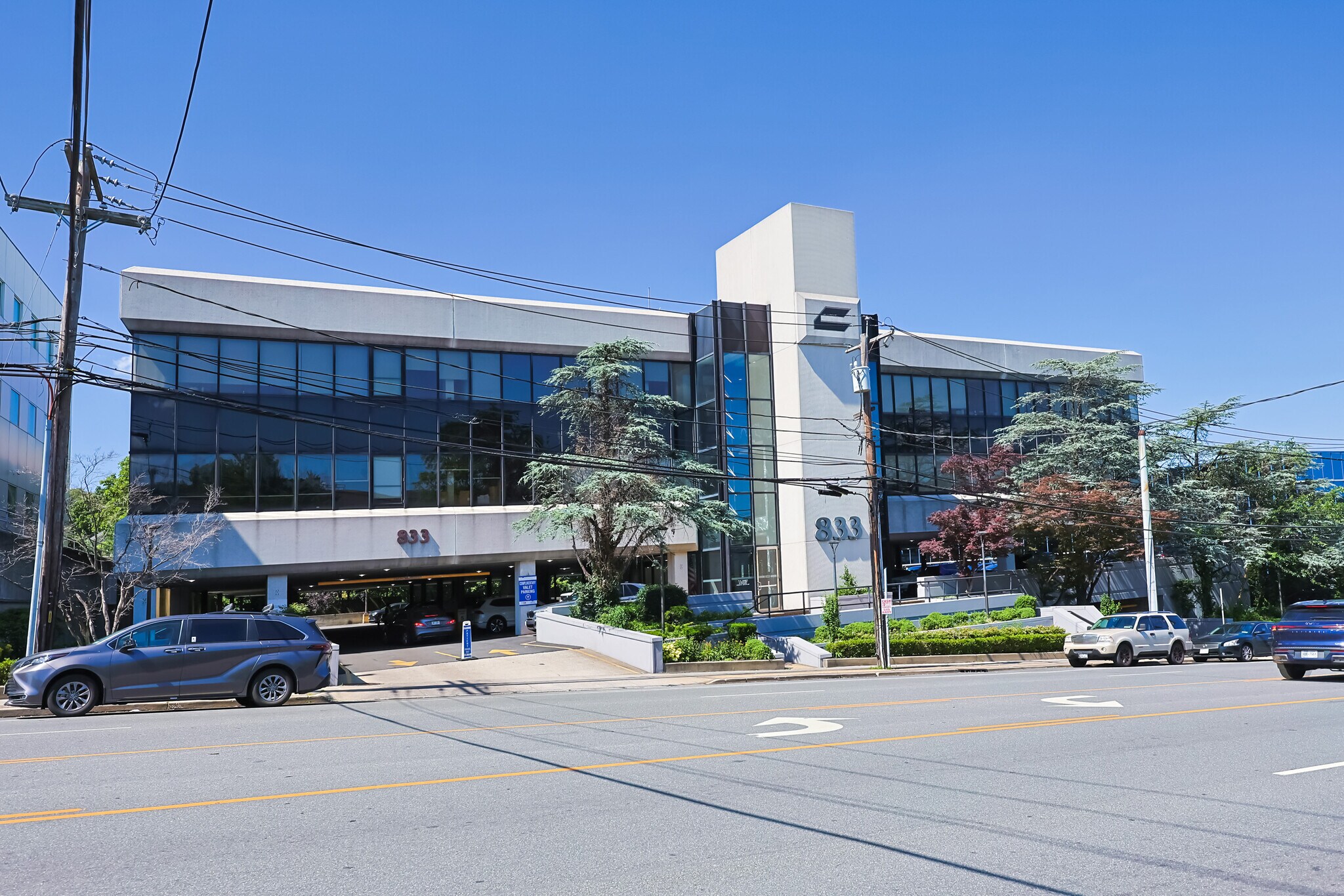 833 Northern Blvd, Great Neck, NY à louer Photo de l’immeuble– Image 1 sur 18