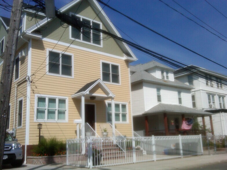 175 Beach 113th St, Rockaway Park, NY à vendre - Photo de l’immeuble – Image 1 sur 22